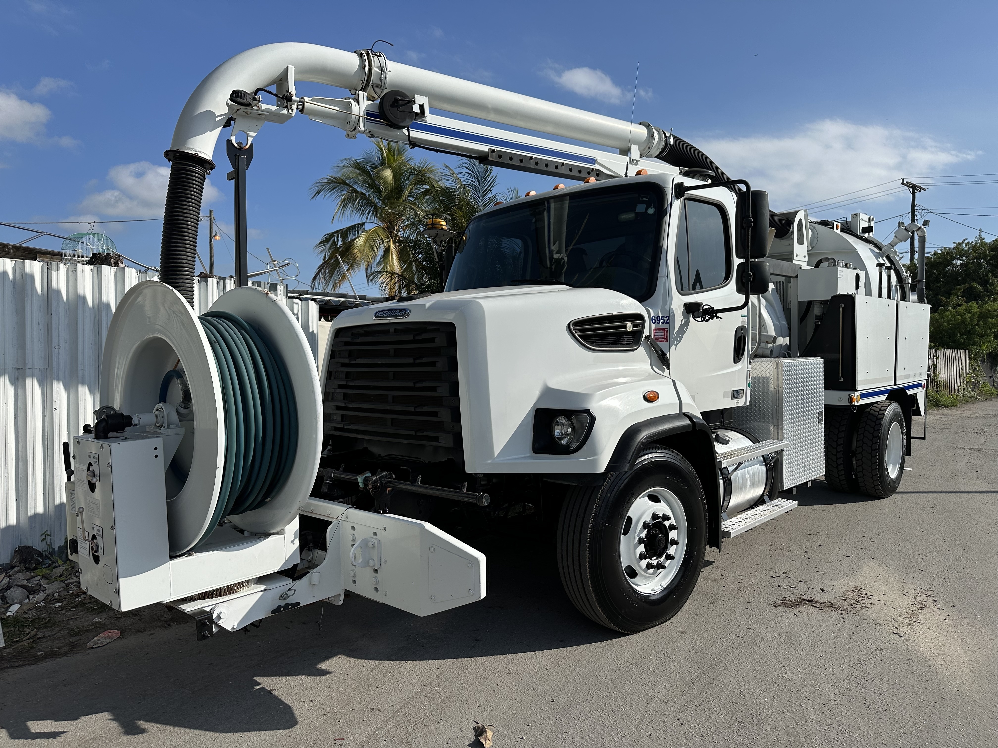 2016 FREIGHTLINER 108 SD in Miami, FL
