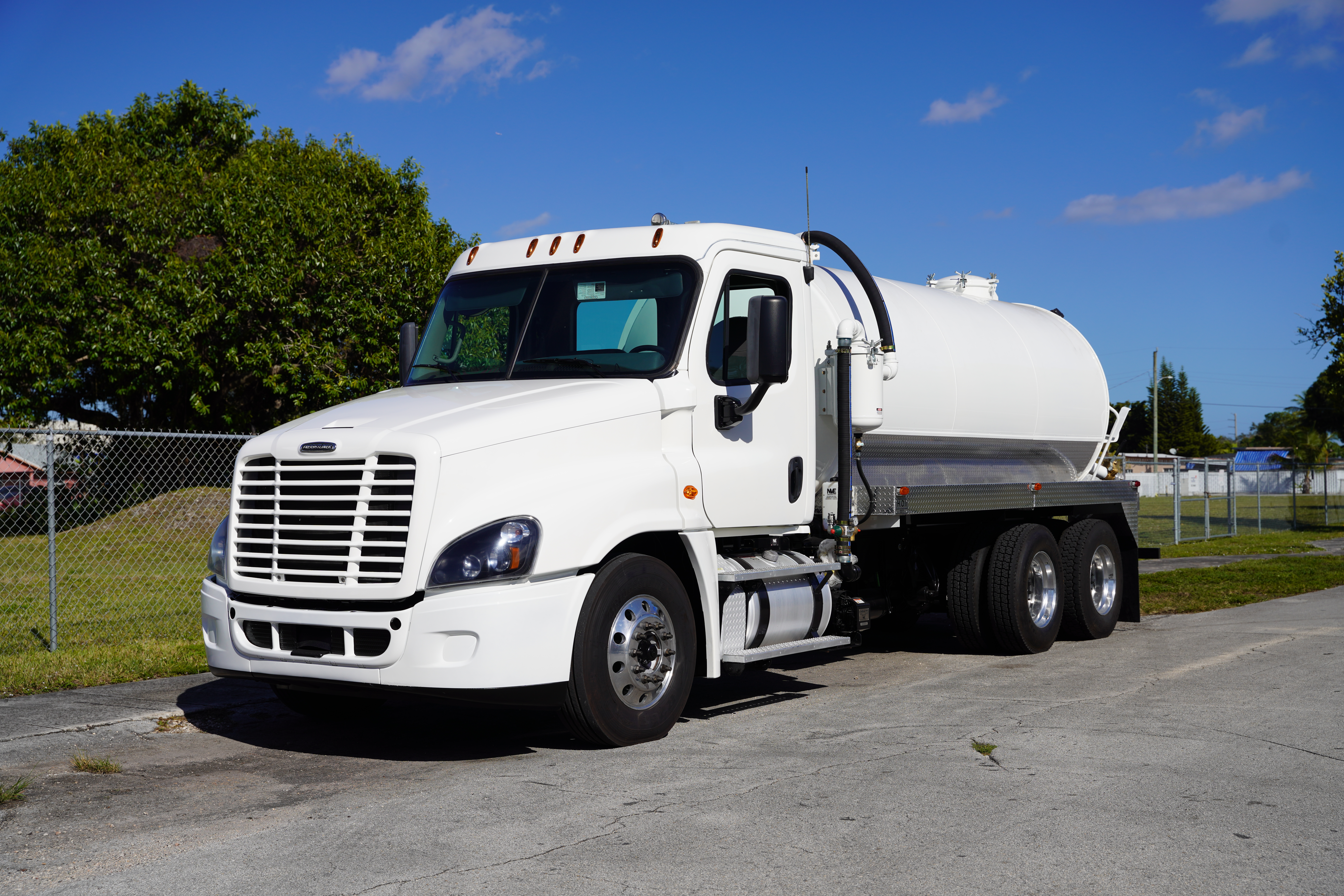 2017 FREIGHTLINER CASCADIA 125 in Miami, FL