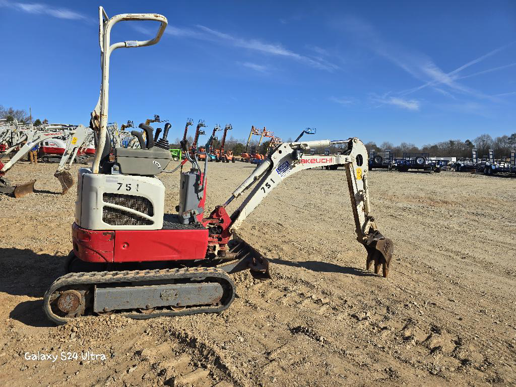 2017 TAKEUCHI TB210 in Denver, NC