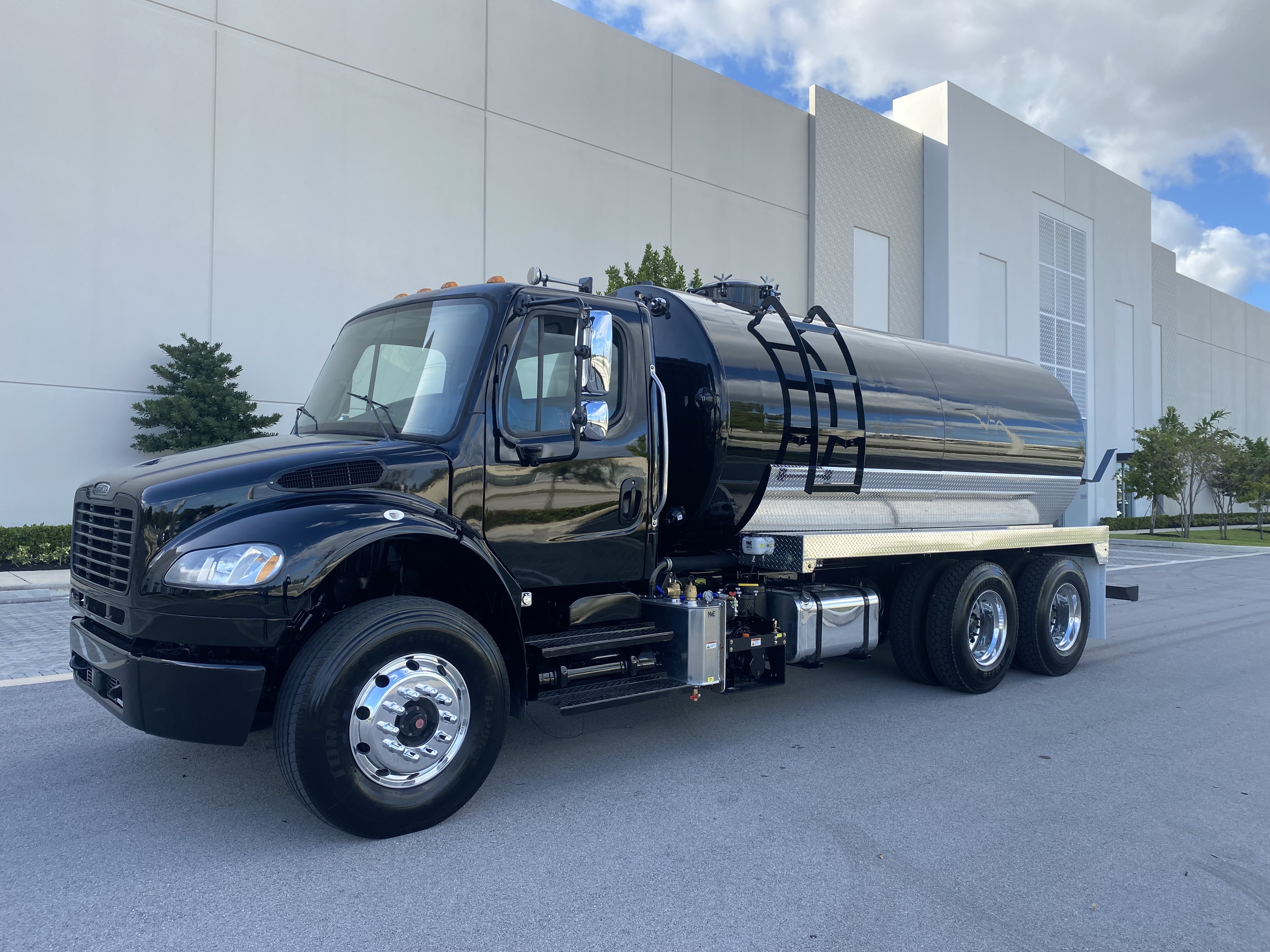 2017 FREIGHTLINER BUSINESS CLASS M2 106 in Hialeah, FL