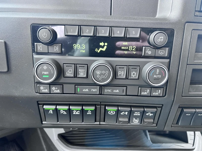 2026 VOLVO VNL64T860