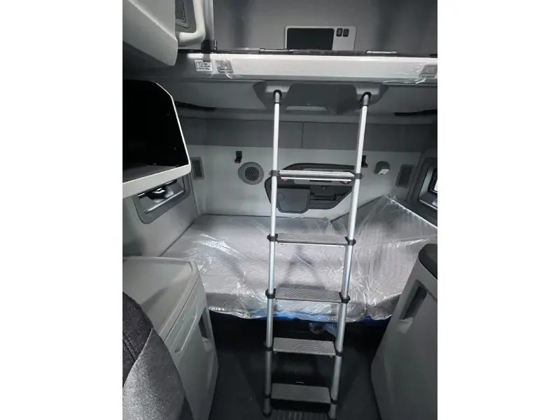 2026 VOLVO VNL64T860