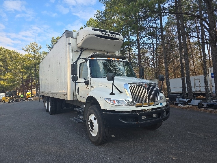 洋書 INTERNATIONAL TRUCKS 2002 International 4700 Single Axle Box Truckfor sale by