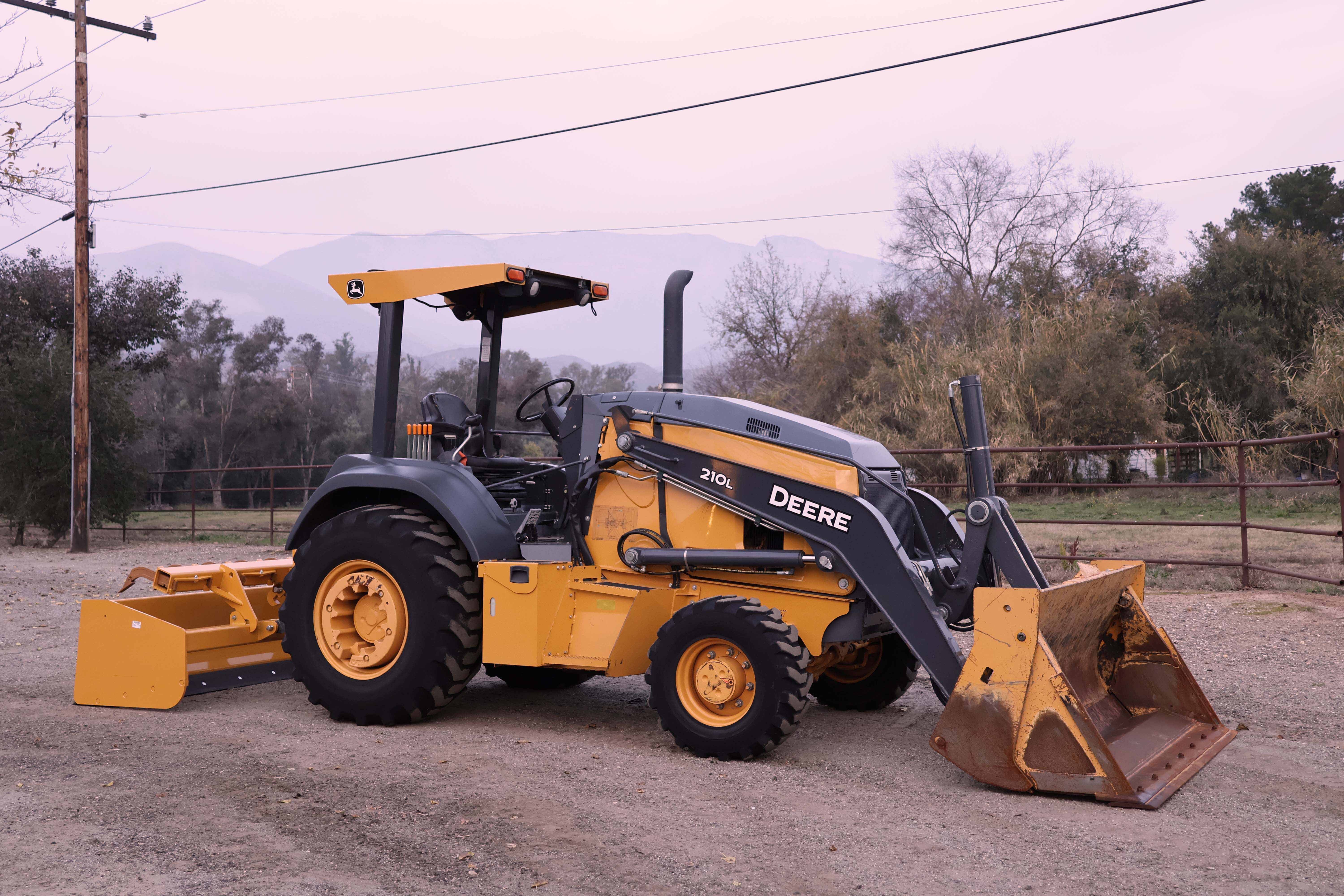 2017 JOHN DEERE 201L 4x4 in Ojai, CA