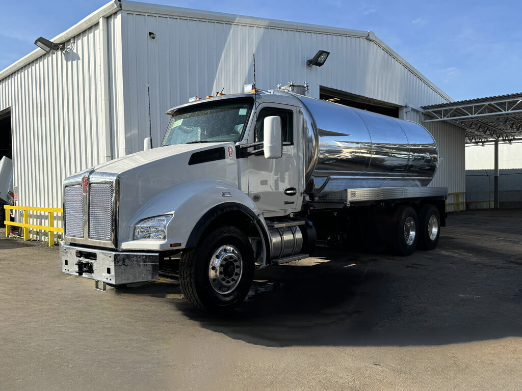 2027 KENWORTH T880 in Hialeah, FL
