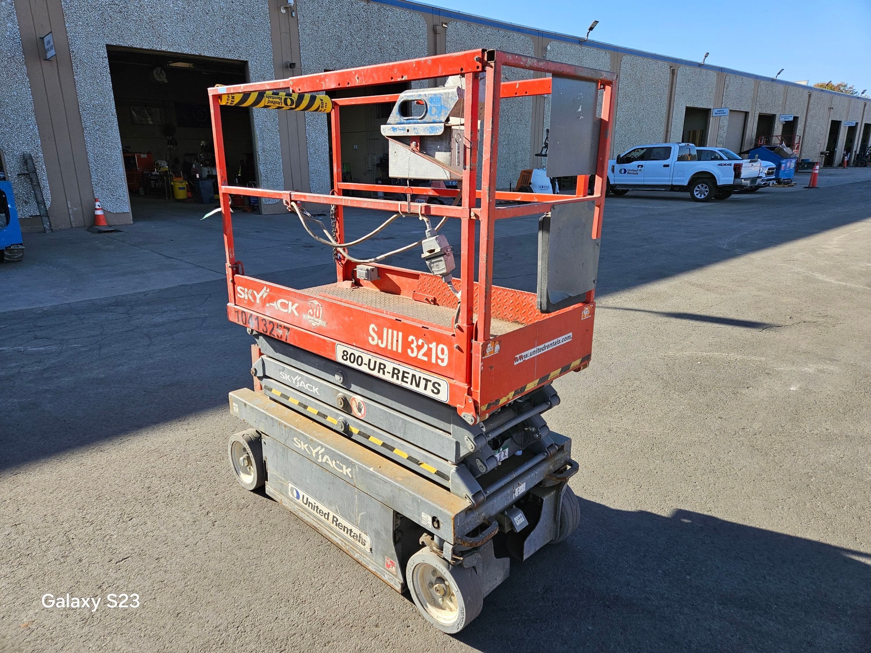 2015 SKYJACK SJIII3219 Scissor Lift in Sacramento, CA