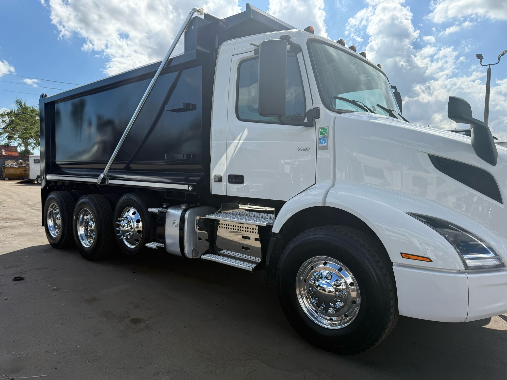 2022 VOLVO VNR in Miami, FL