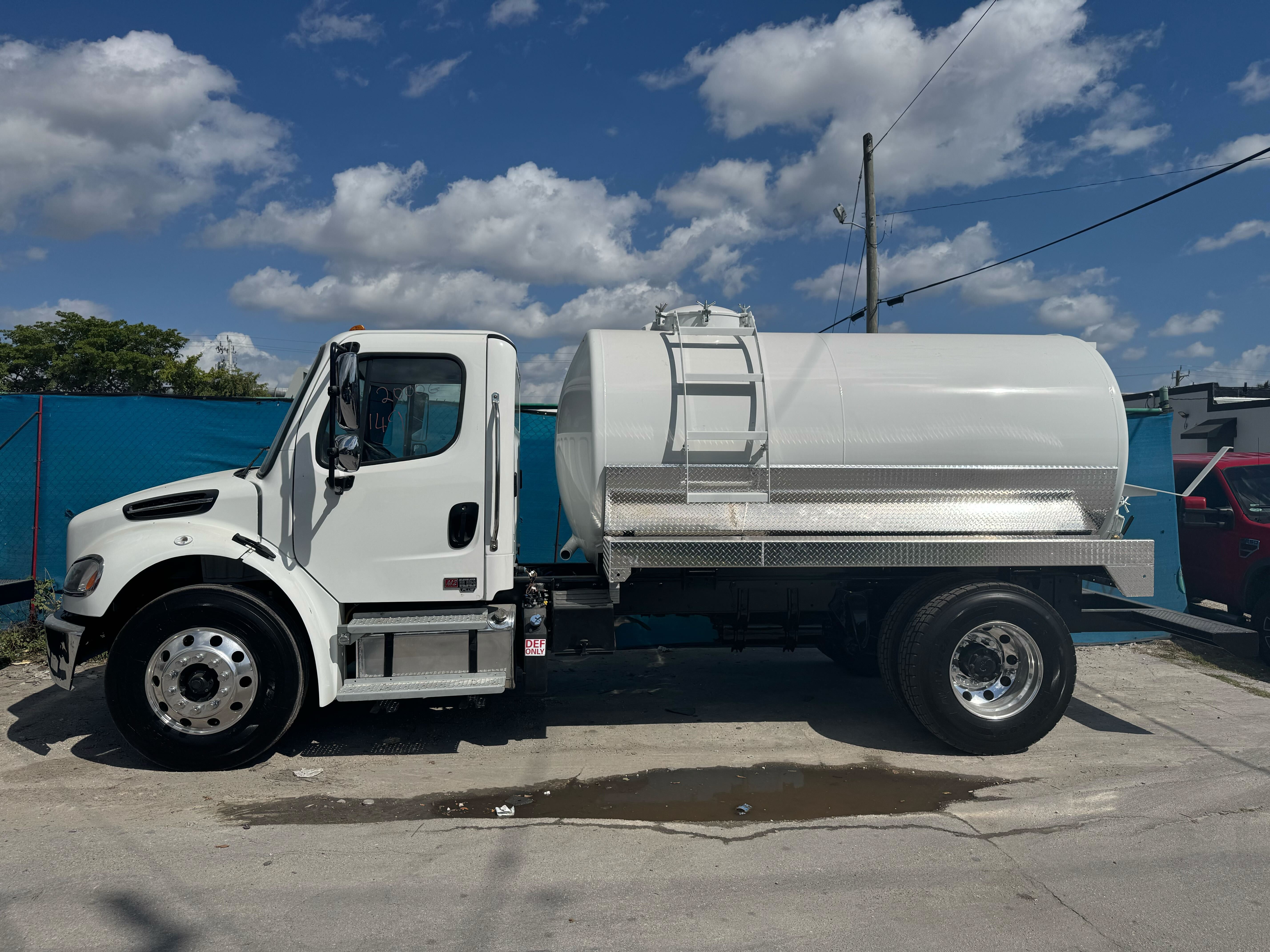 2025 FREIGHTLINER BUSINESS CLASS M2 106 in Miami, FL