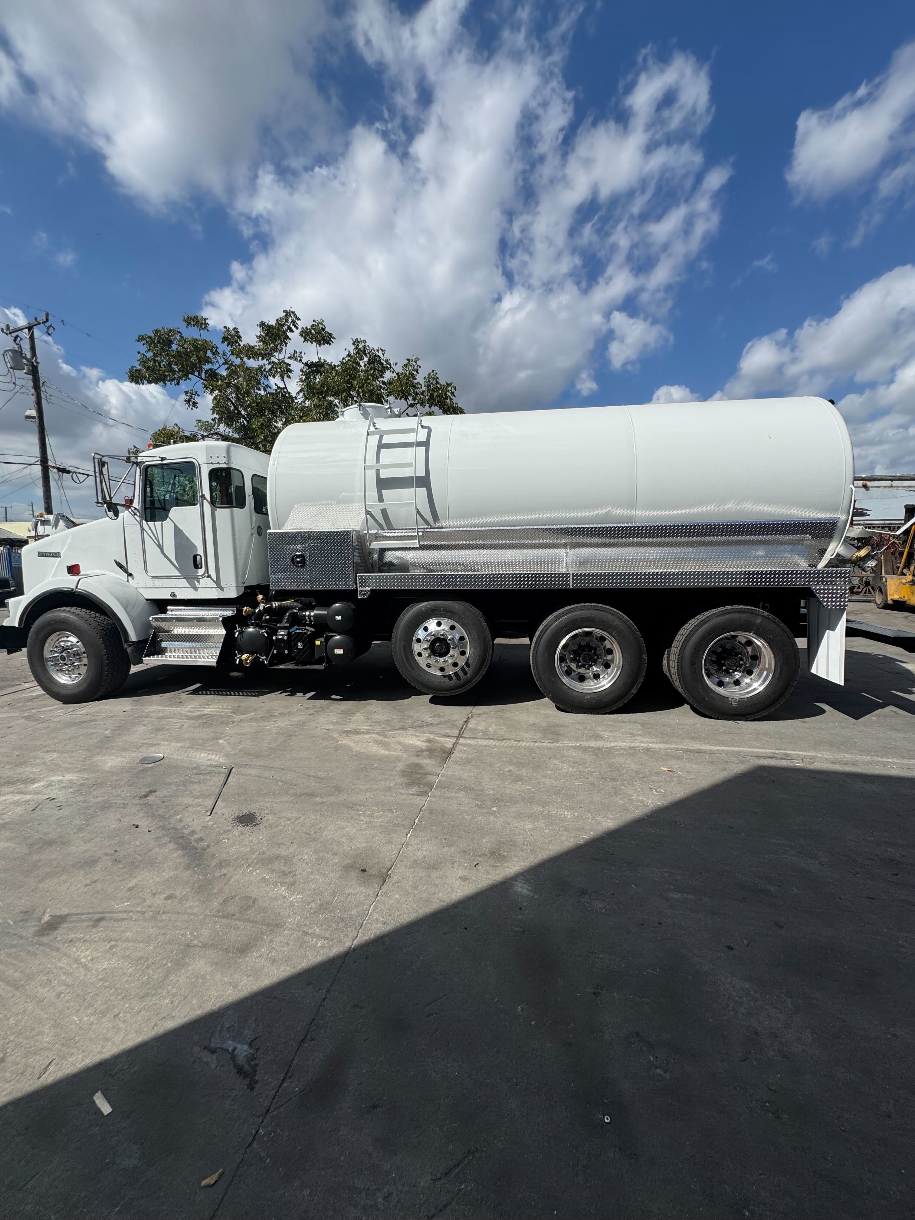 2019 KENWORTH T800 in Miami, FL