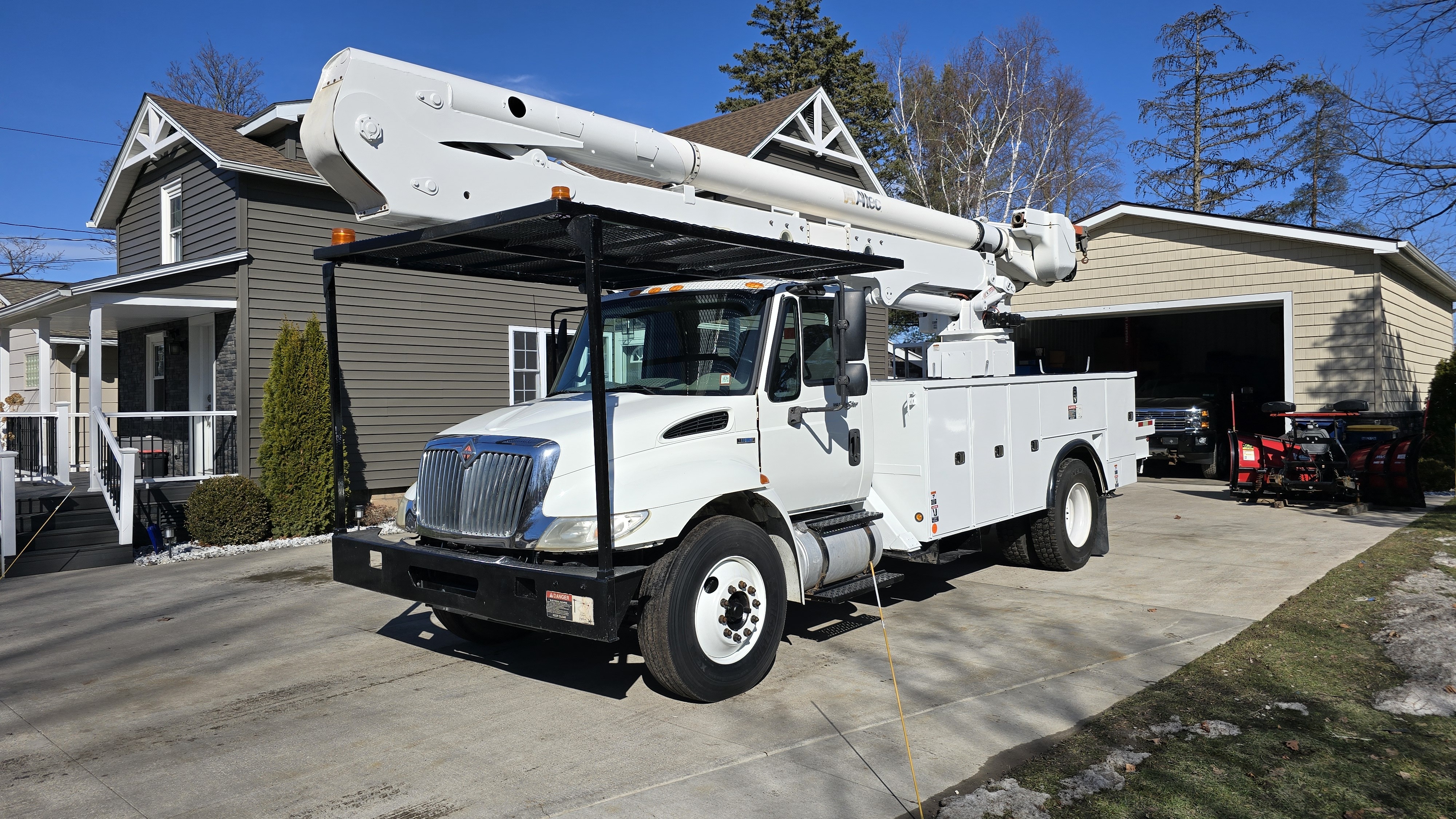 2011 INTERNATIONAL DURASTAR 4300 124K & ALTEC 60' M.H INSULATED BOOM in Lockport, NY