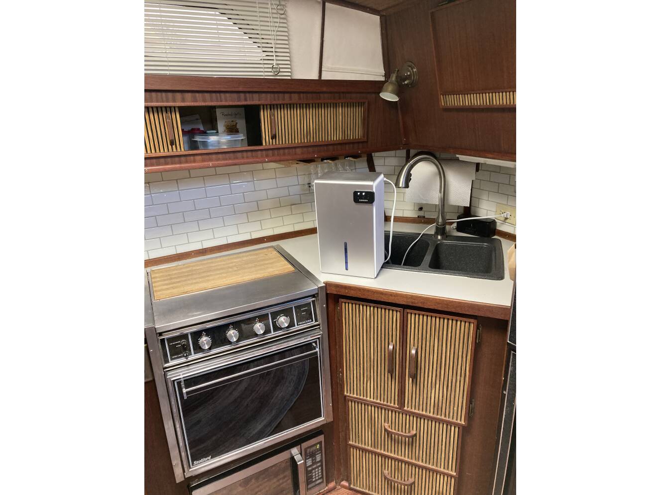A photo of this 1986 Sea Ray 390 EXPRESS CRUISER
