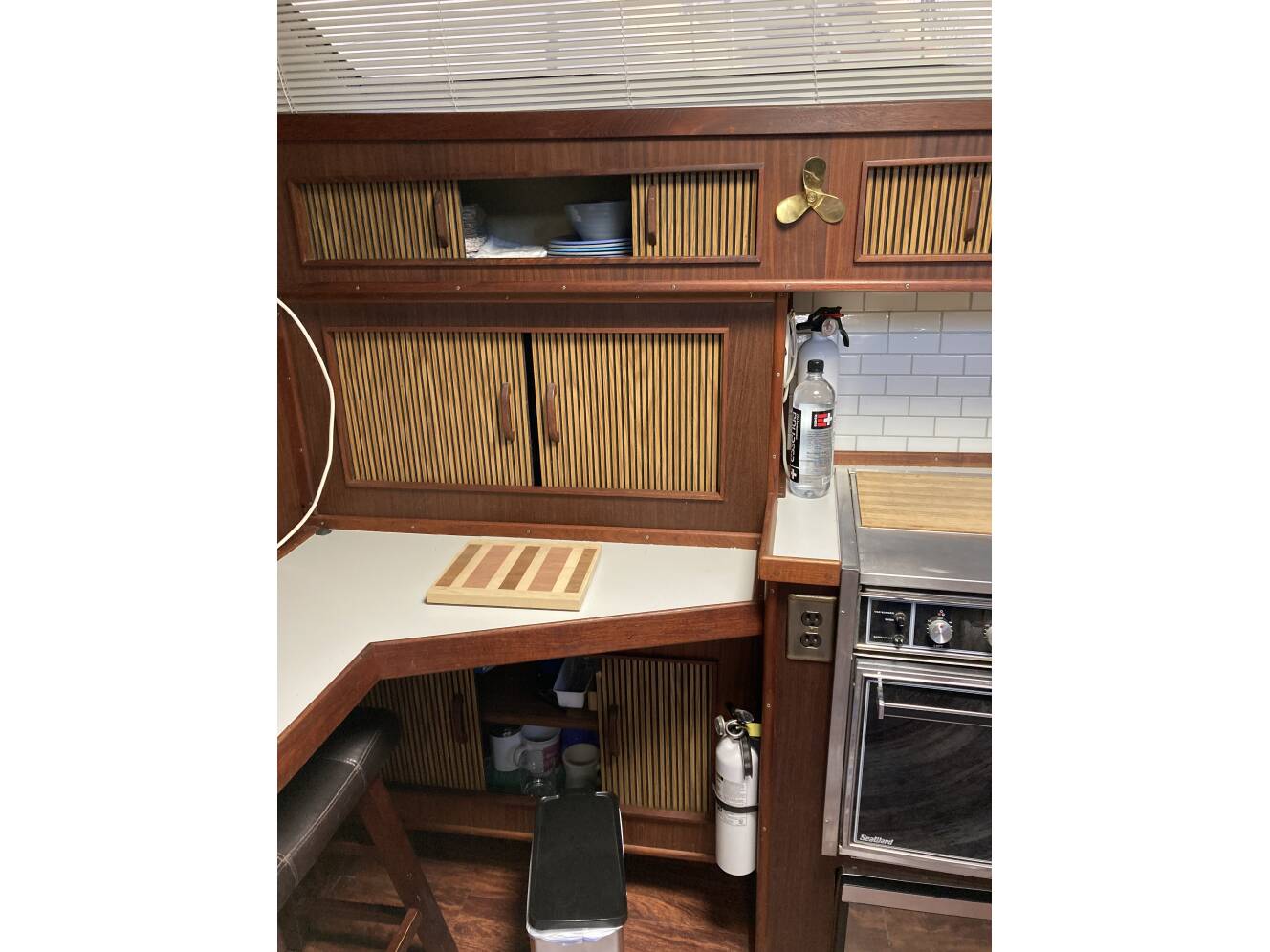 A photo of this 1986 Sea Ray 390 EXPRESS CRUISER