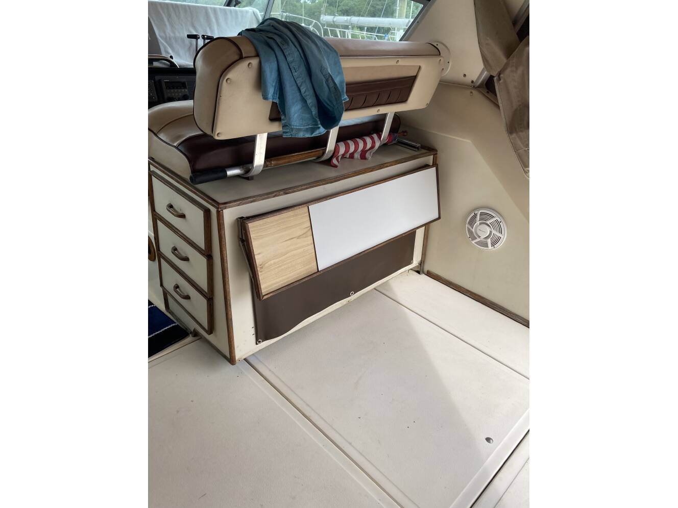 A photo of this 1986 Sea Ray 390 EXPRESS CRUISER