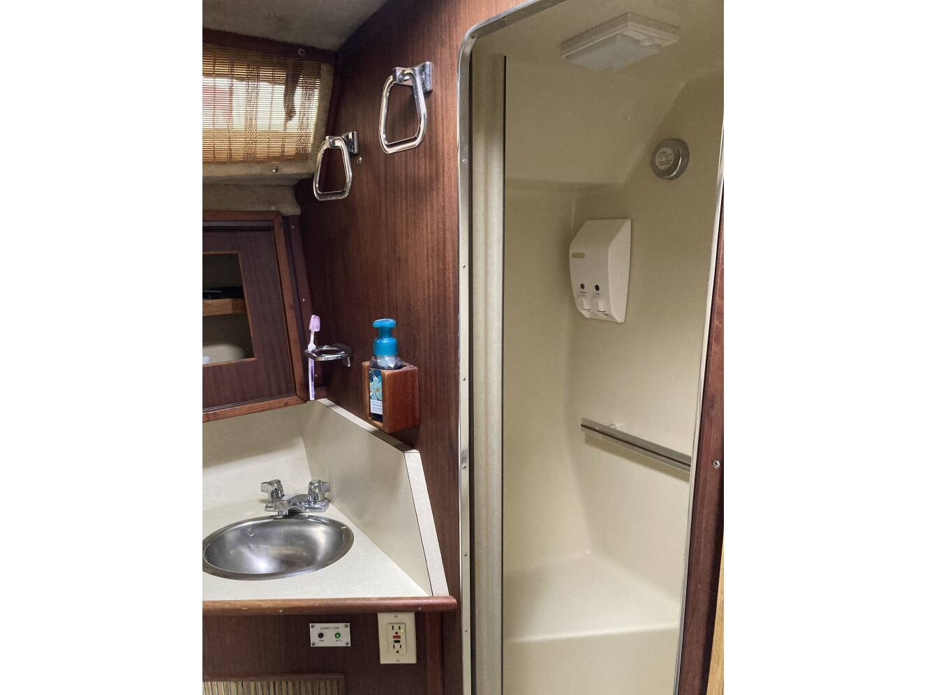A photo of this 1986 Sea Ray 390 EXPRESS CRUISER