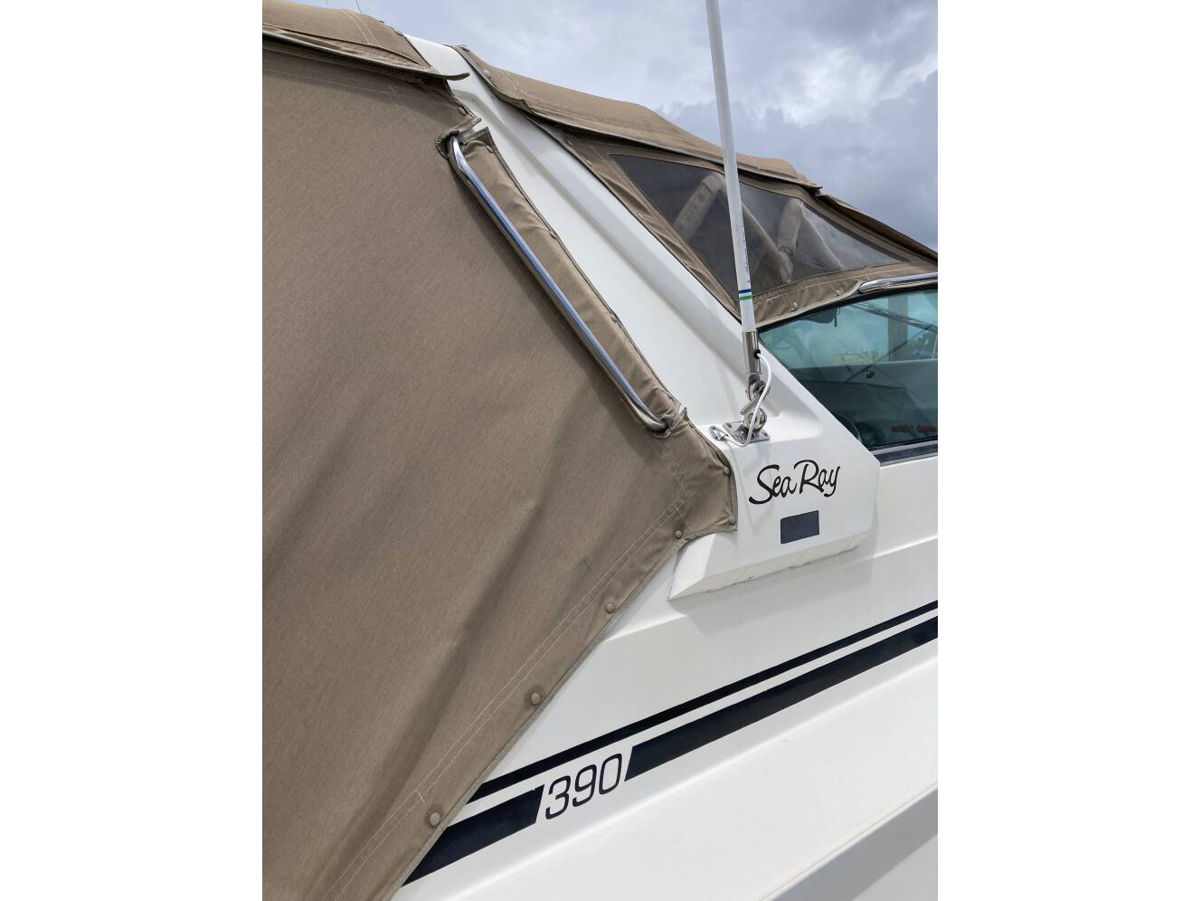 A photo of this 1986 Sea Ray 390 EXPRESS CRUISER