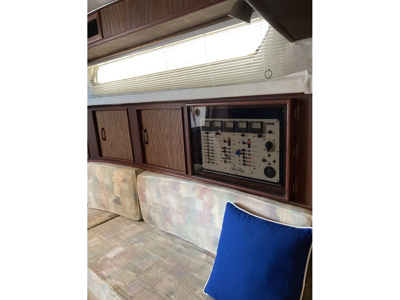A photo of this 1986 Sea Ray 390 EXPRESS CRUISER