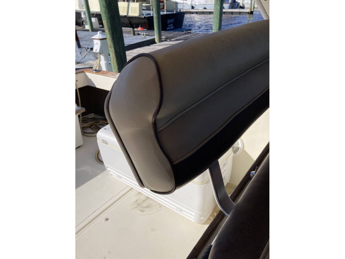 A photo of this 1986 Sea Ray 390 EXPRESS CRUISER