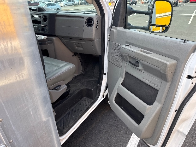 2022 Ford E-350 photo 17