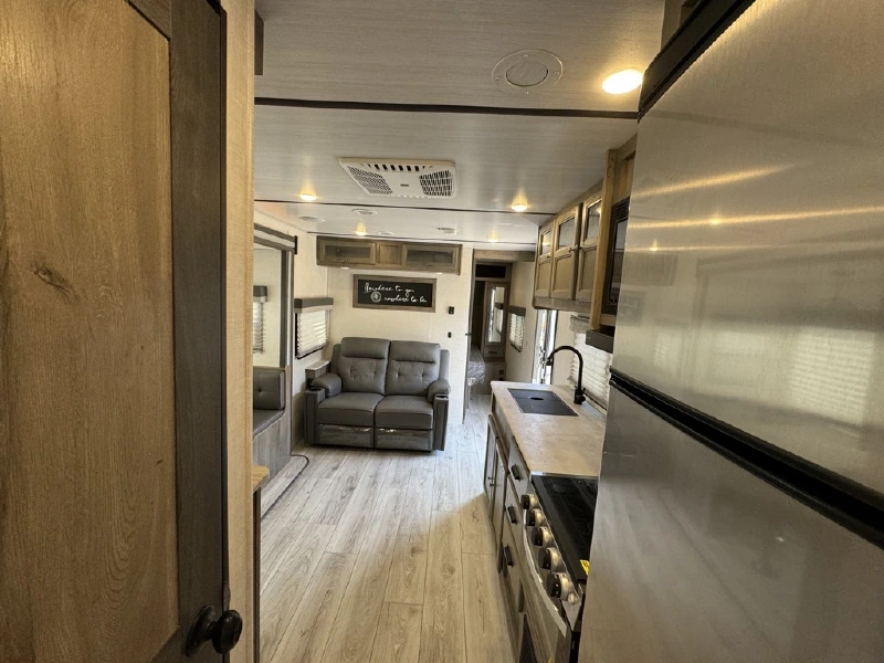 2022 FOREST RIVER SURVEYOR LEGEND 252RBLE