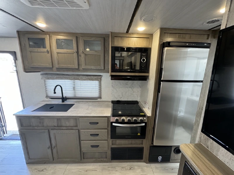 2022 FOREST RIVER SURVEYOR LEGEND 252RBLE