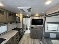 2022 FOREST RIVER SURVEYOR LEGEND 252RBLE