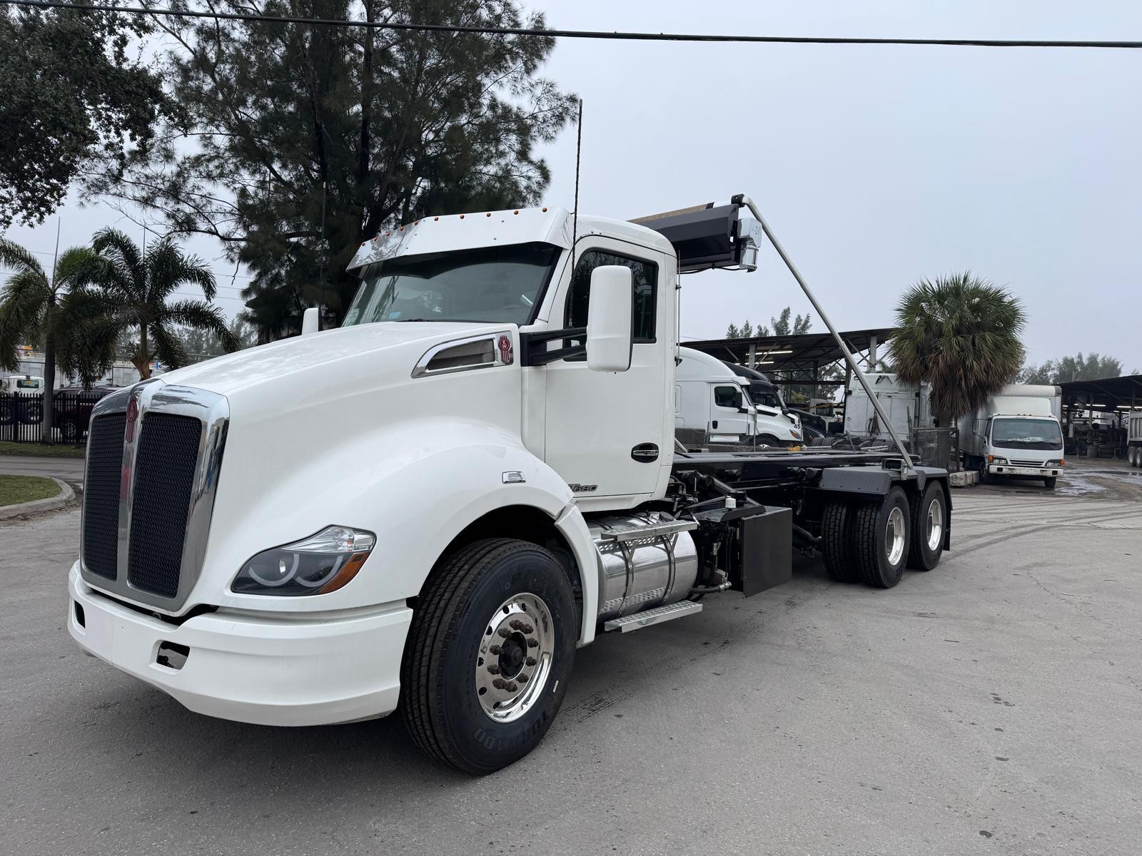 2015 KENWORTH T680 in Hollywood, FL