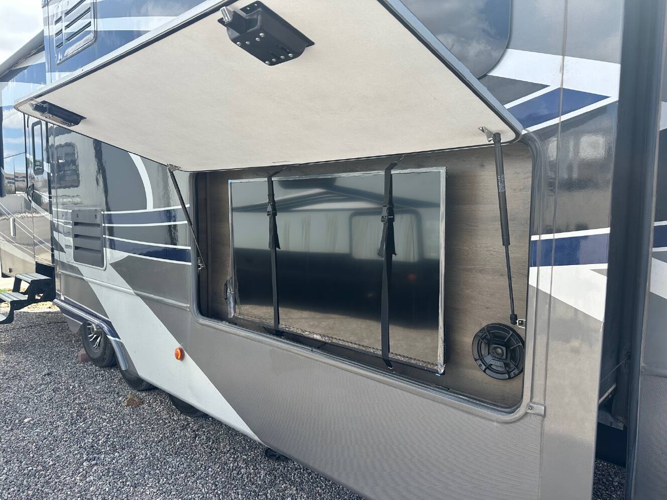 A photo of this 2019 Dutchmen VOLTAGE 4185