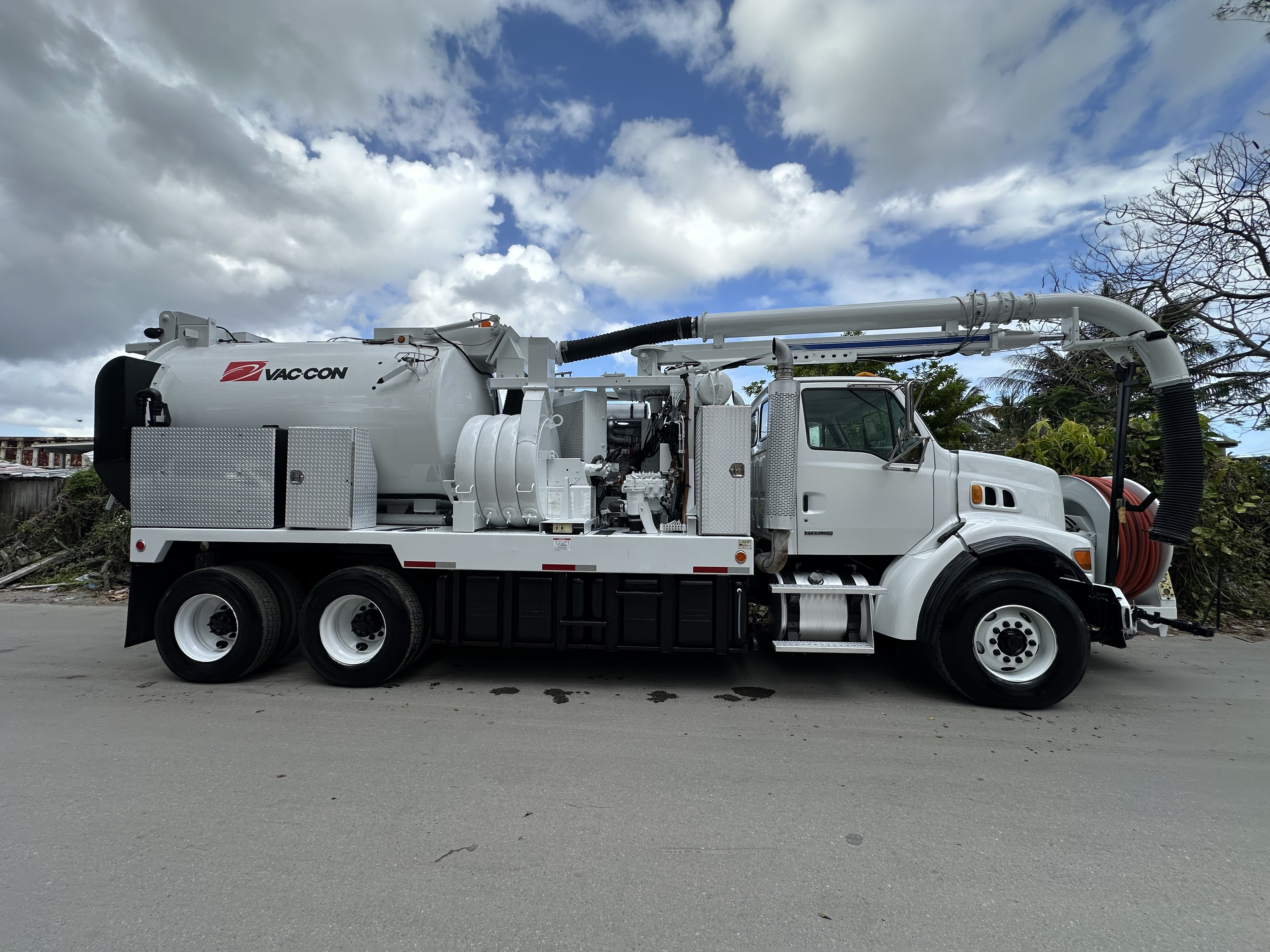 2006 STERLING L7500 in Miami, FL