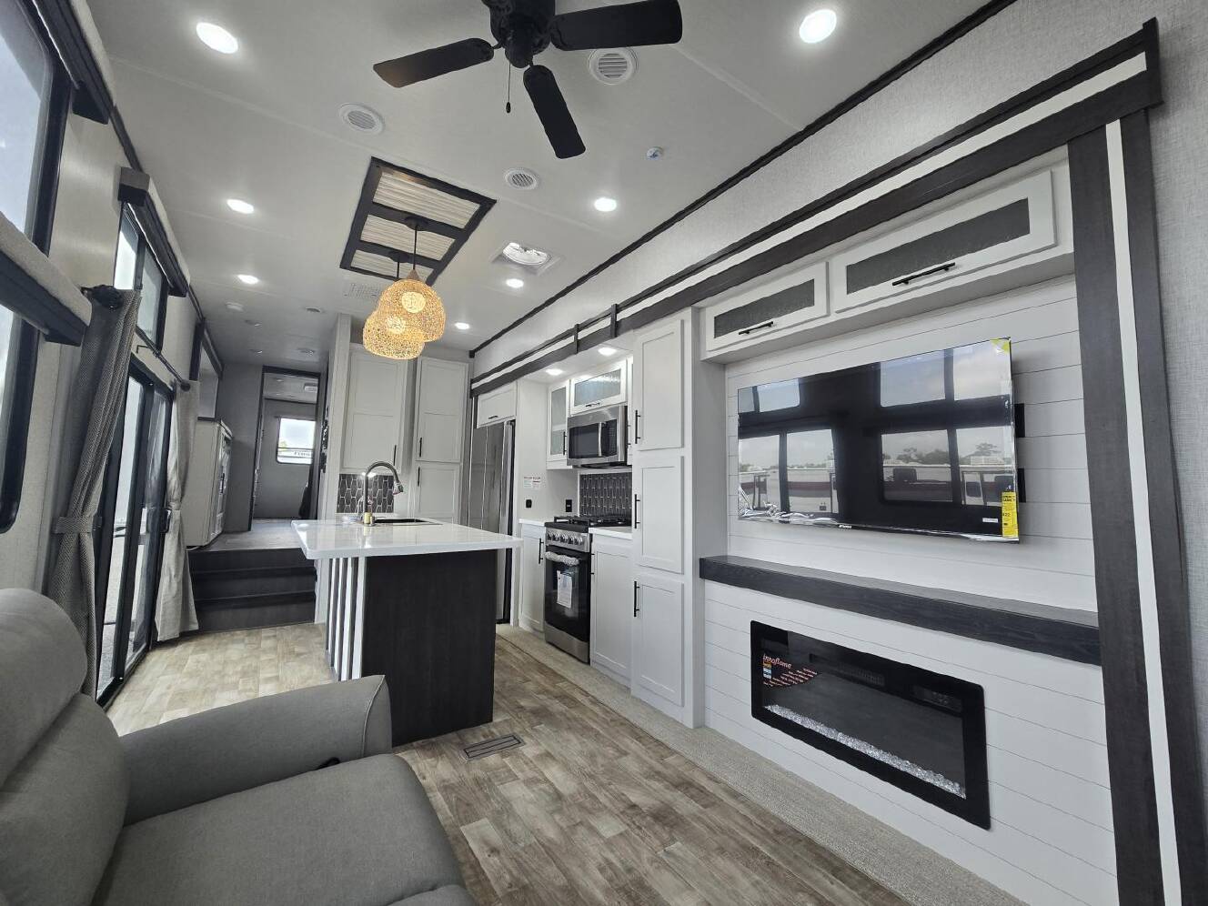 A photo of this 2025 Crossroads Hampton 395BAM