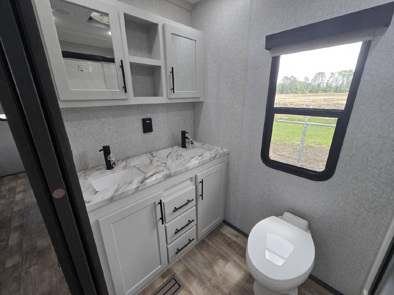 A photo of this 2025 Crossroads Hampton 395BAM