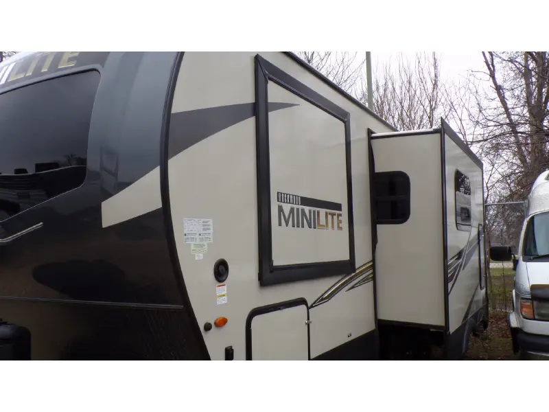 2022 FOREST RIVER ROCKWOOD MINI LITE 2513S