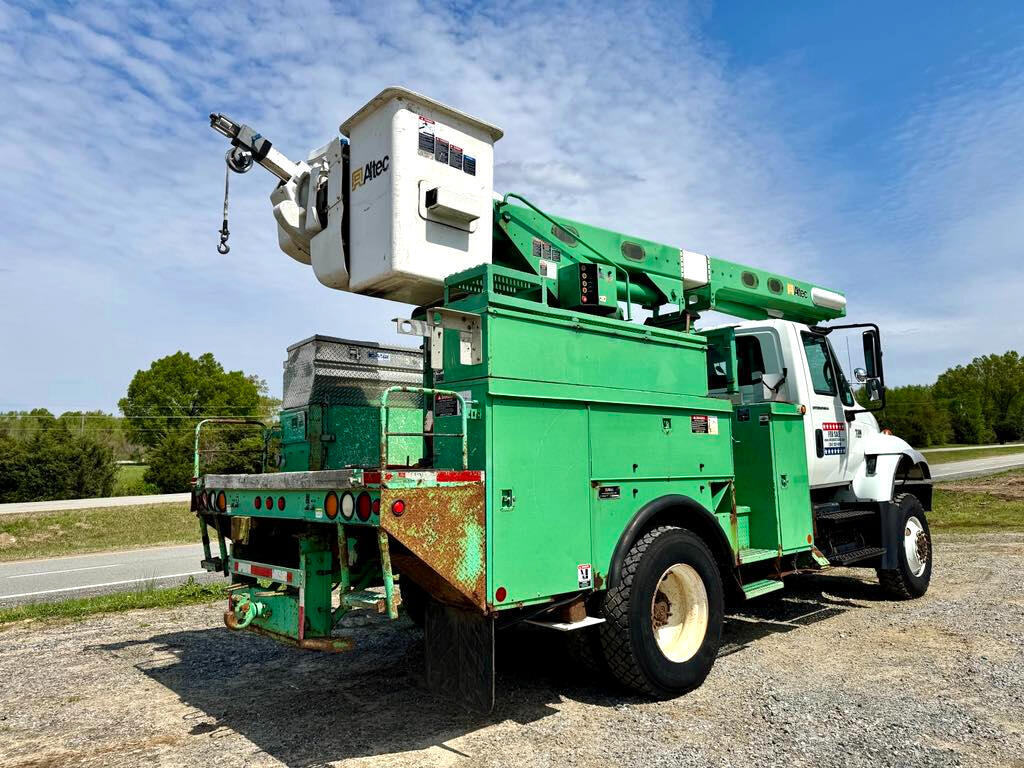 2007 International 7300 WorkStar 7300 photo 2