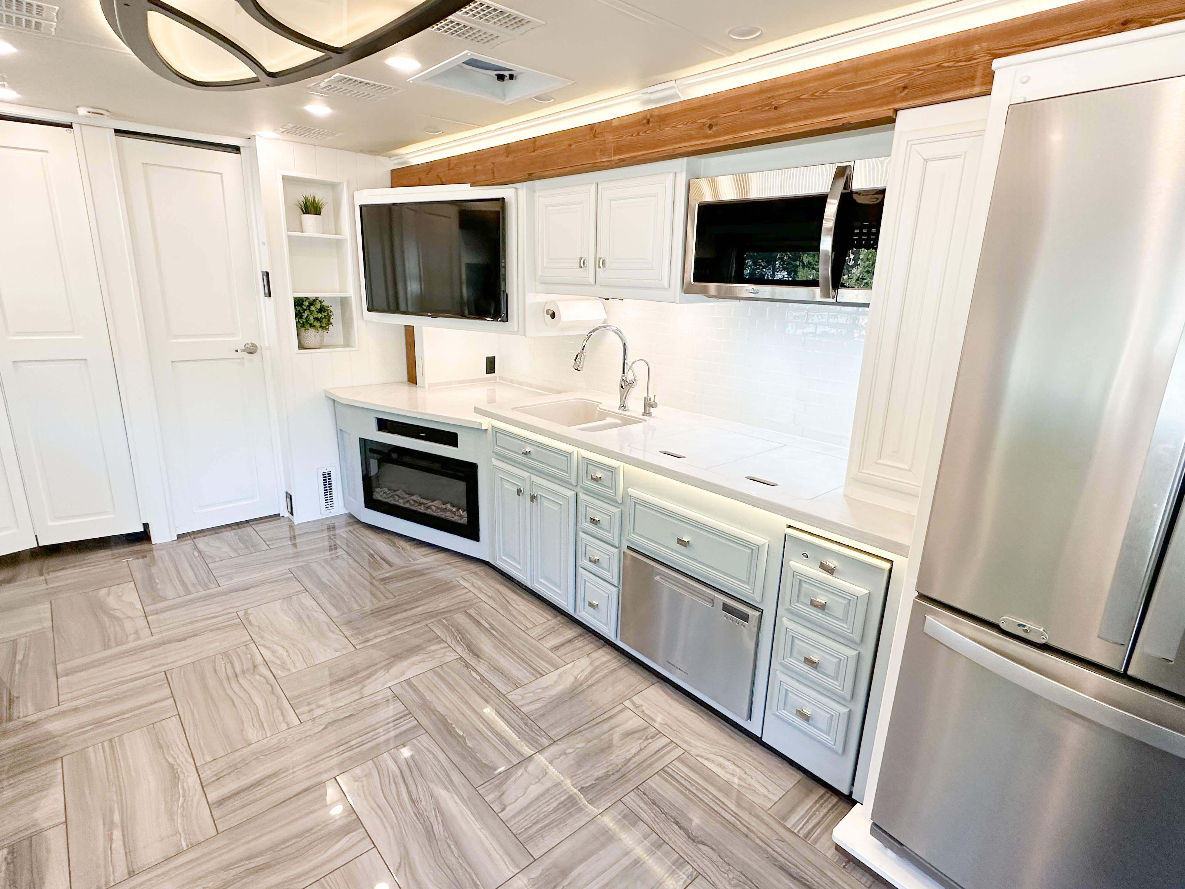 2019 Fleetwood DISCOVERY LXE 40G RV