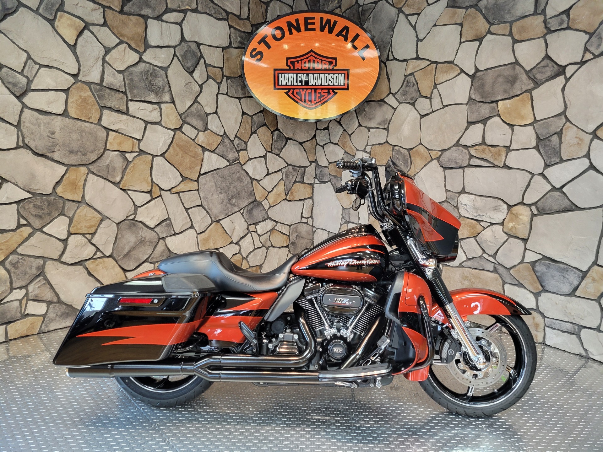 Harley-Davidson バイクジャケット ブラック/オレンジ New 2023 Harley-Davidson Breakout® Vivid Black | Motorcycles