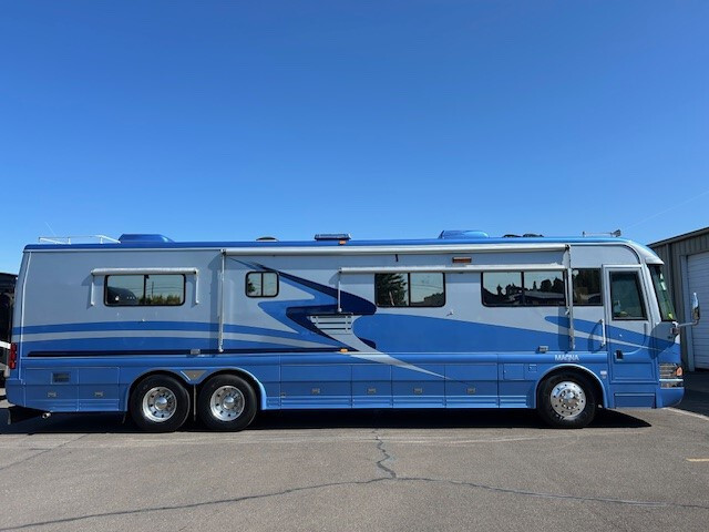 2002 Country Coach MAGNA RV