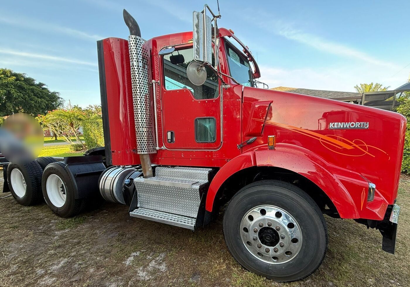 2013 KENWORTH T800 in Hollywood, FL