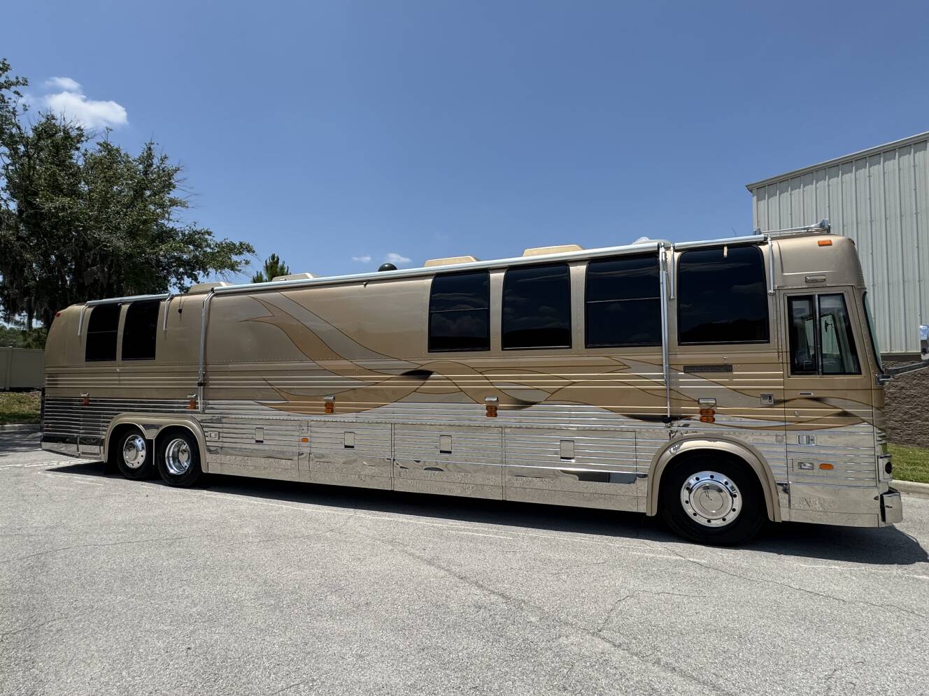 A photo of this 1999 Prevost VOGUE XL