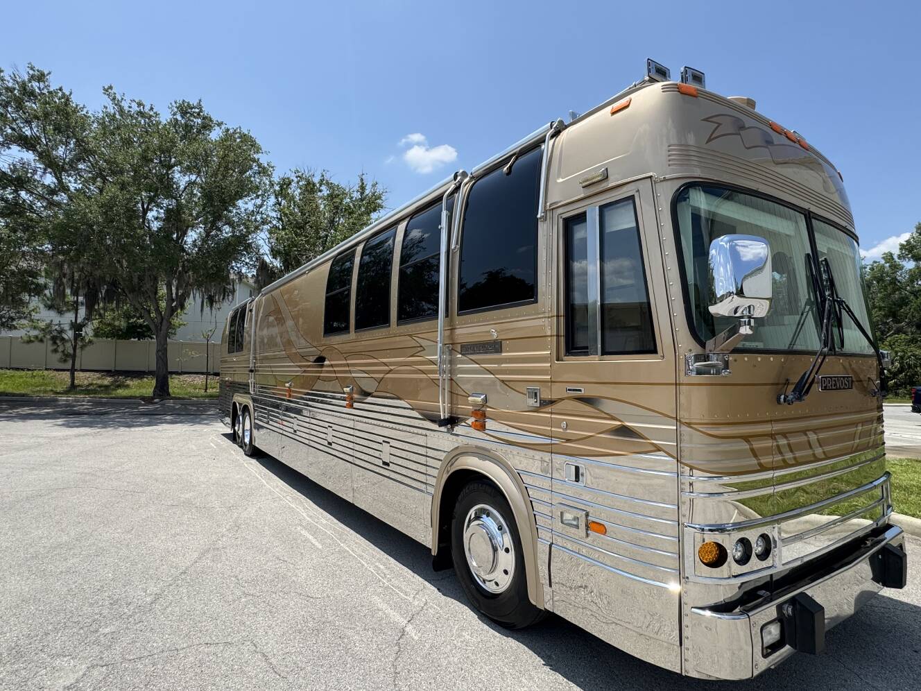 A photo of this 1999 Prevost VOGUE XL