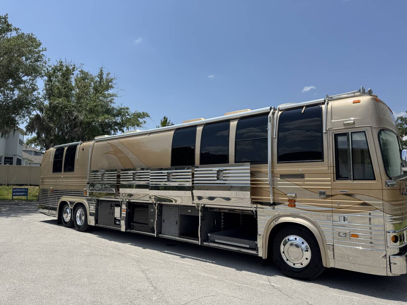 A photo of this 1999 Prevost VOGUE XL