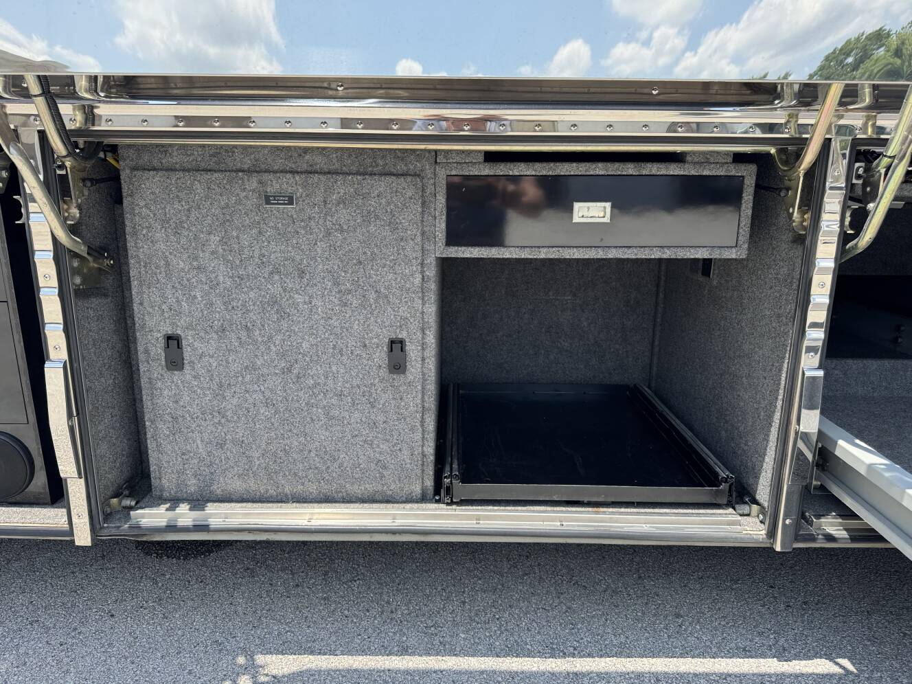 A photo of this 1999 Prevost VOGUE XL