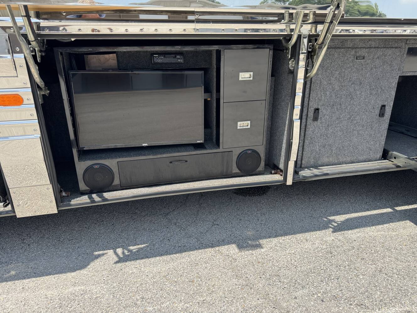 A photo of this 1999 Prevost VOGUE XL