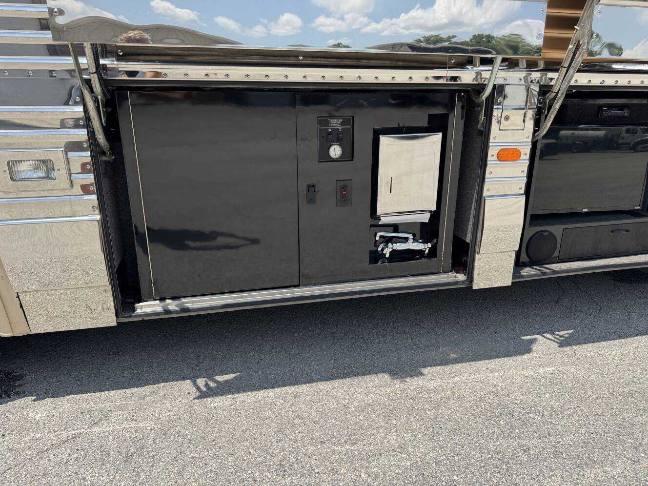 A photo of this 1999 Prevost VOGUE XL