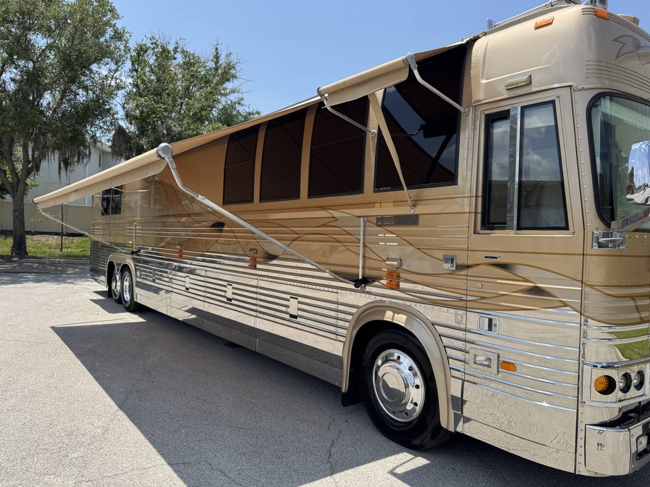 A photo of this 1999 Prevost VOGUE XL