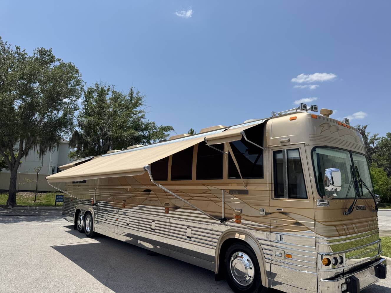 A photo of this 1999 Prevost VOGUE XL