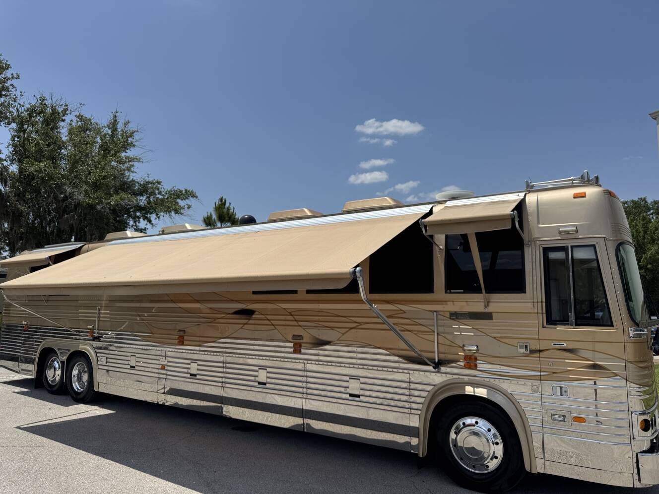 A photo of this 1999 Prevost VOGUE XL