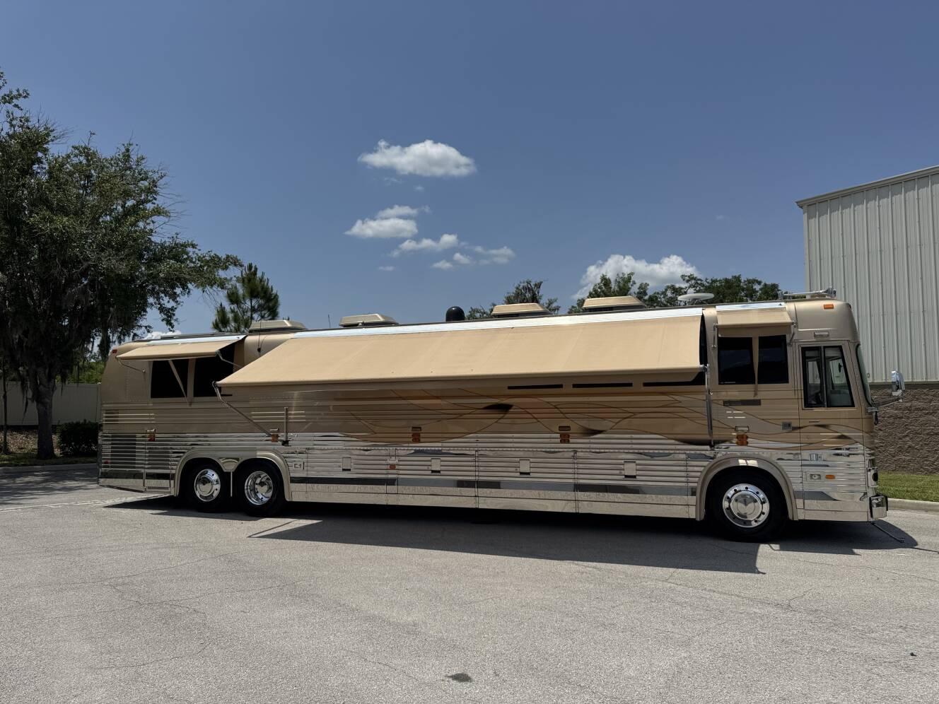 A photo of this 1999 Prevost VOGUE XL