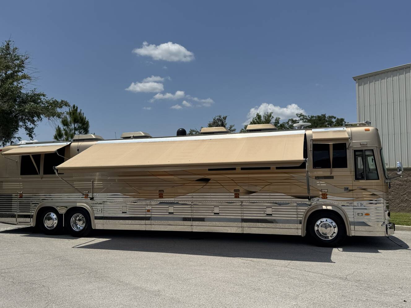 A photo of this 1999 Prevost VOGUE XL
