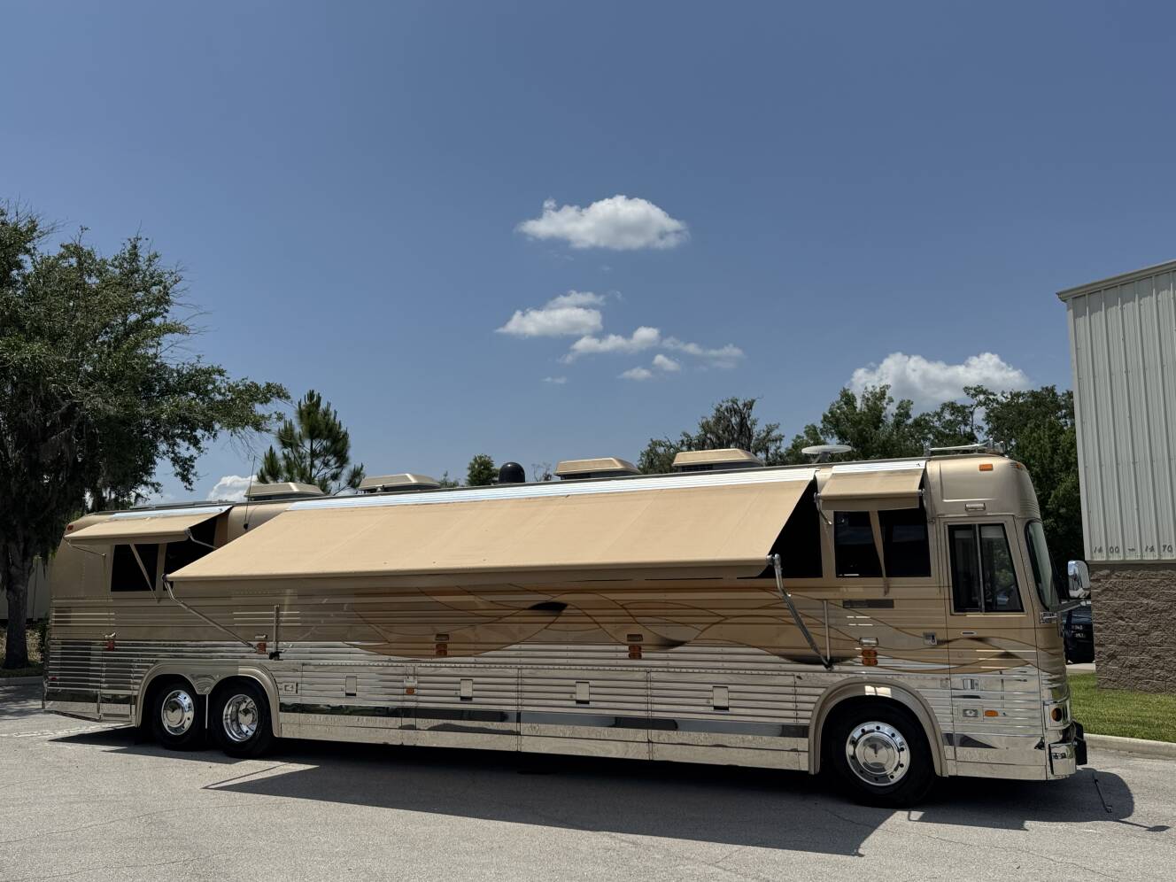 A photo of this 1999 Prevost VOGUE XL