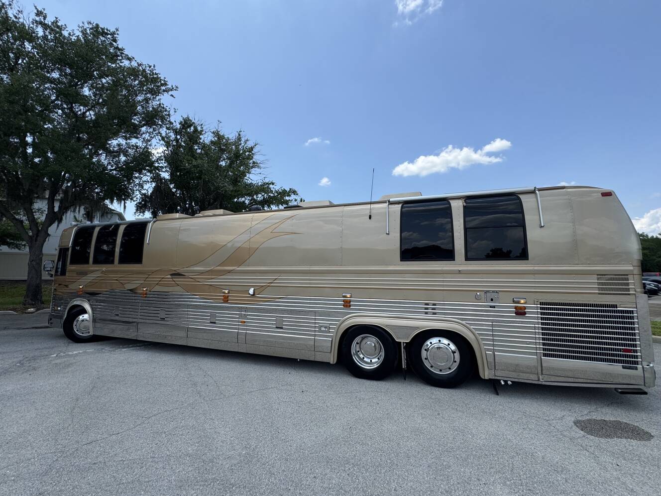 A photo of this 1999 Prevost VOGUE XL
