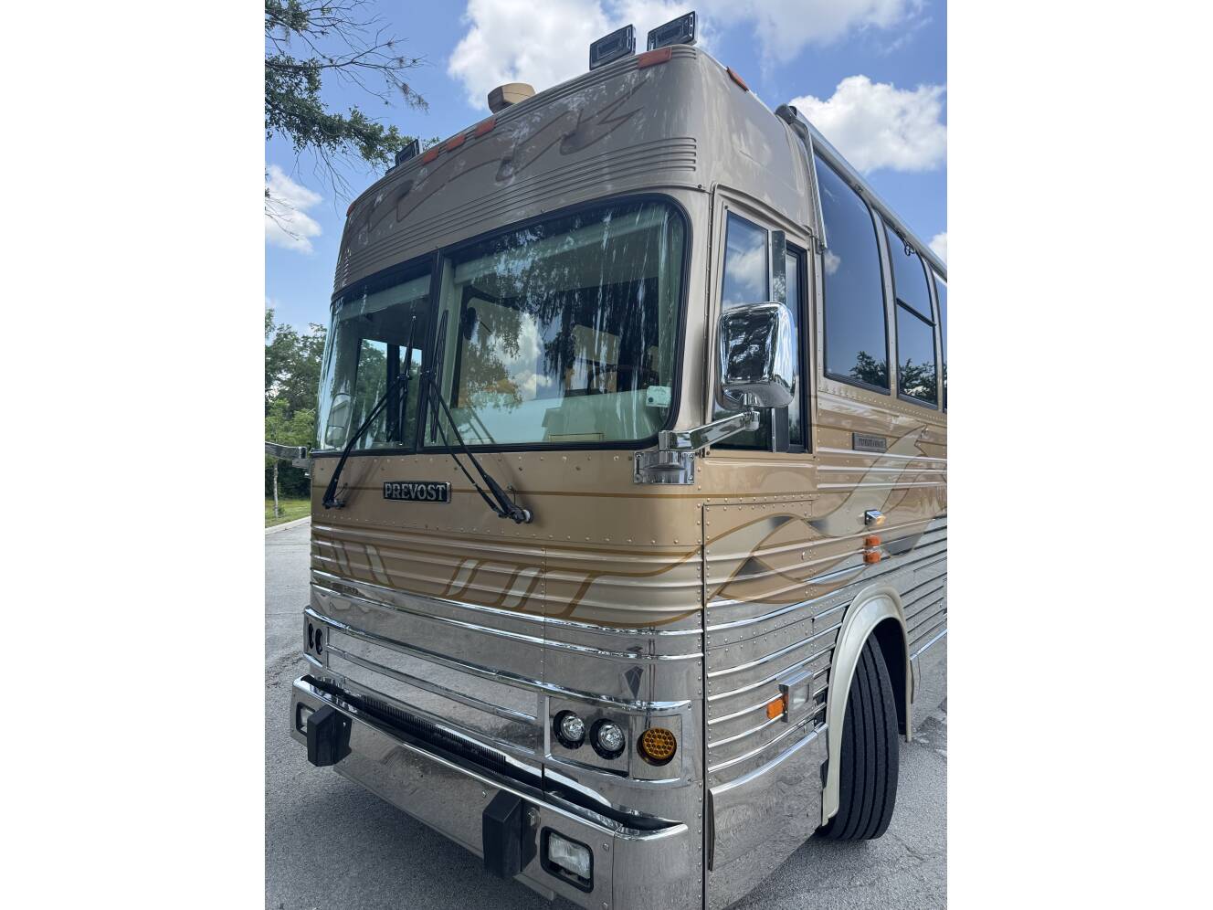 A photo of this 1999 Prevost VOGUE XL